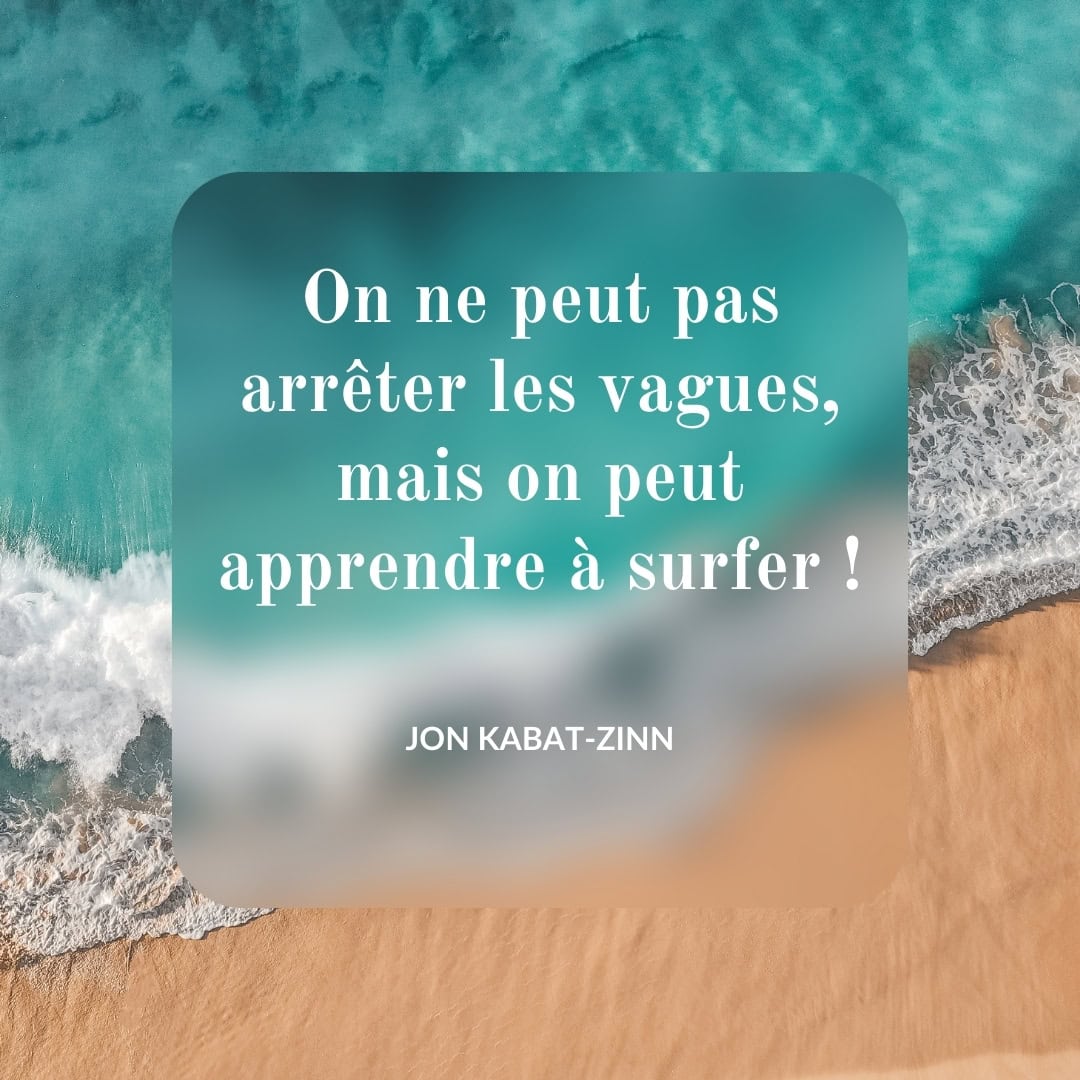 Mer au coucher du soleil symbolisant l’acceptation des difficultés et la capacité à y faire face, inspirée par la pleine conscience de Jon Kabat-Zinn.