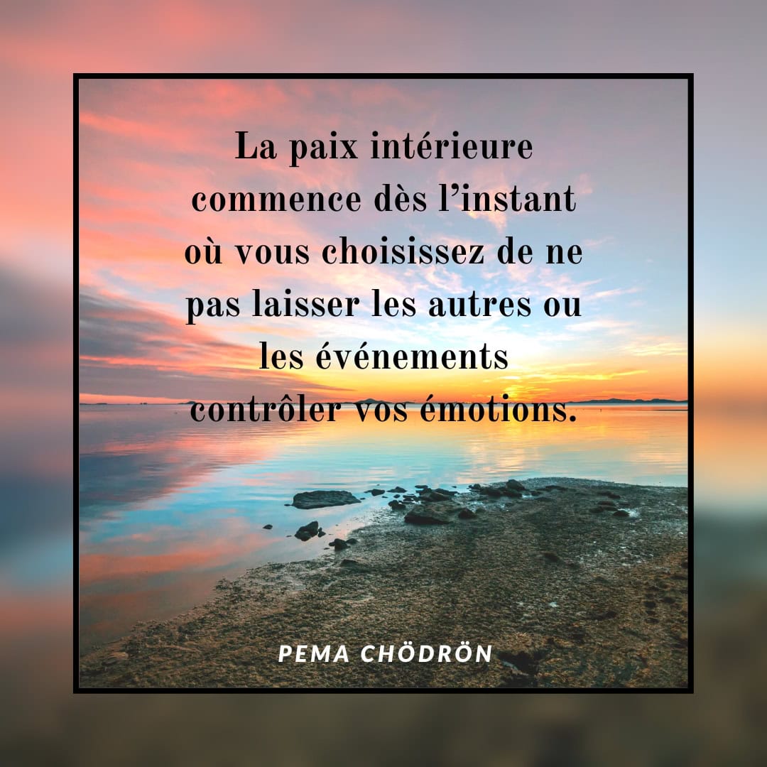 Coucher de soleil sur la mer, symbolisant la paix intérieure et le lâcher-prise sur les émotions, inspiré de la citation de Pema Chödrön.